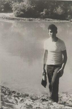 Memoria fotográfica “El Genil en tu mirada” 2 Foto de Juan Francisco Cañadas Molina: Emilio Cañadas En Primer Plano Junto A La Orilla De Nuestro Río (1970)