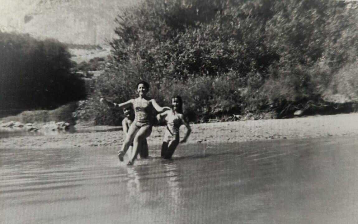Memoria fotográfica “El Genil en tu mirada” 3 Foto de Juan Francisco Cañadas Molina: Un grupo de mujeres bañándose y divirtiéndose en la orilla del río Genil a su paso por Loja. Al fondo puede observarse el perfil del Hacho.
Esta foto pertenece a mi madre que aparece en la fotografía.
(1970)