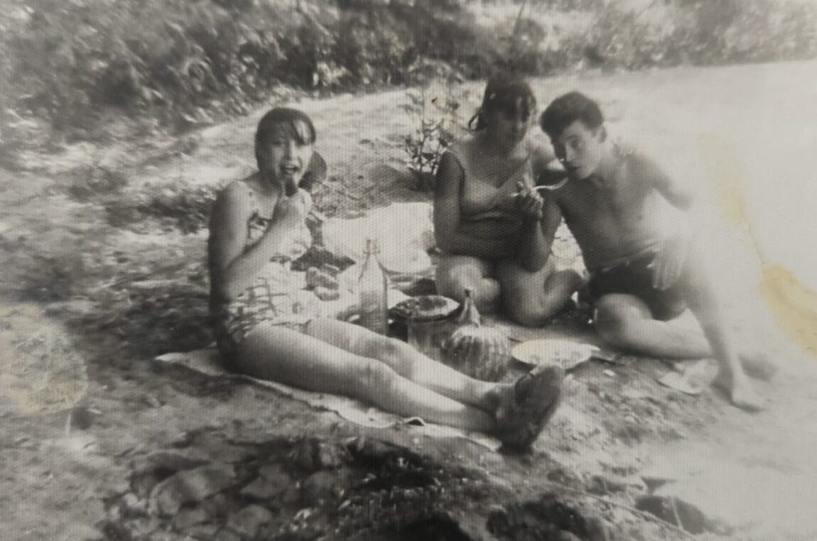 Memoria fotográfica “El Genil en tu mirada” 4 Foto de Juan Francisco Cañadas Molina: Merienda A La Orilla Del Río Genil Cerca De "Los Infiernos" (1970)